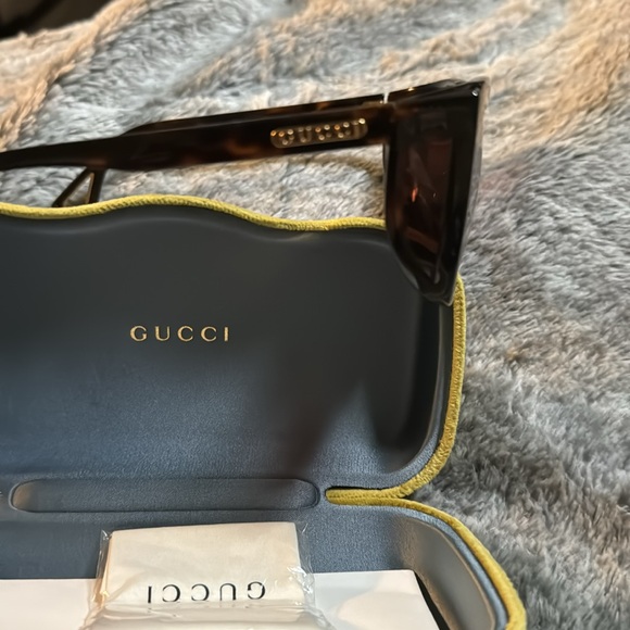 Gucci sunglasses brown frames with case and everything intact - Picture 2 of 6